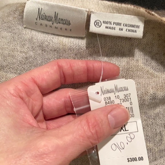 Neiman Marcus Cashmere V Neck Sweater - Picture 8 of 15